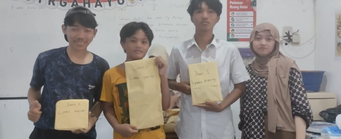 PEMBAGIAN HADIAH KEMERIAHAN ACARA HUT RI KE 81 DI PKBM PELITA HARAPAN