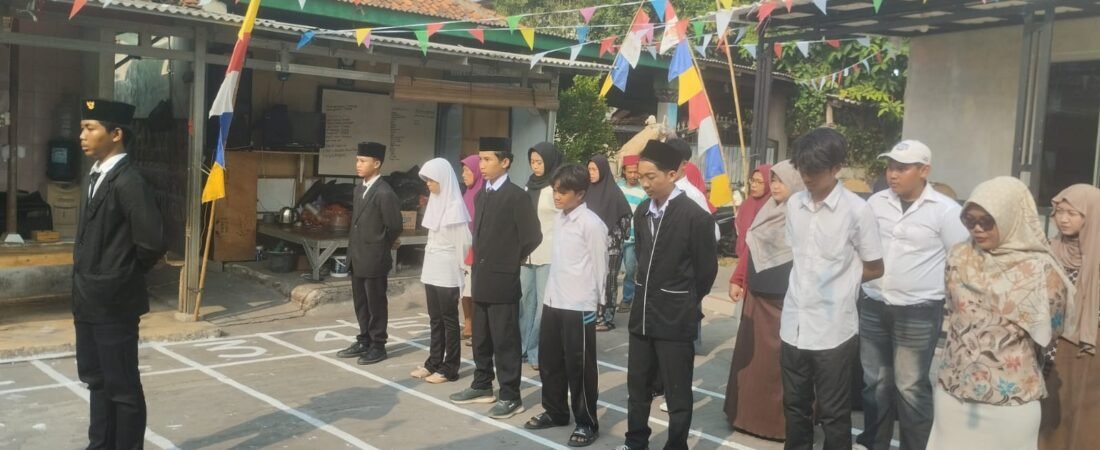 MEMAKNAI KEMERDEKAAN DALAM UPACARA HUT RI KE-81 PKBM PELITA HARAPAN BERSAMA WARGA